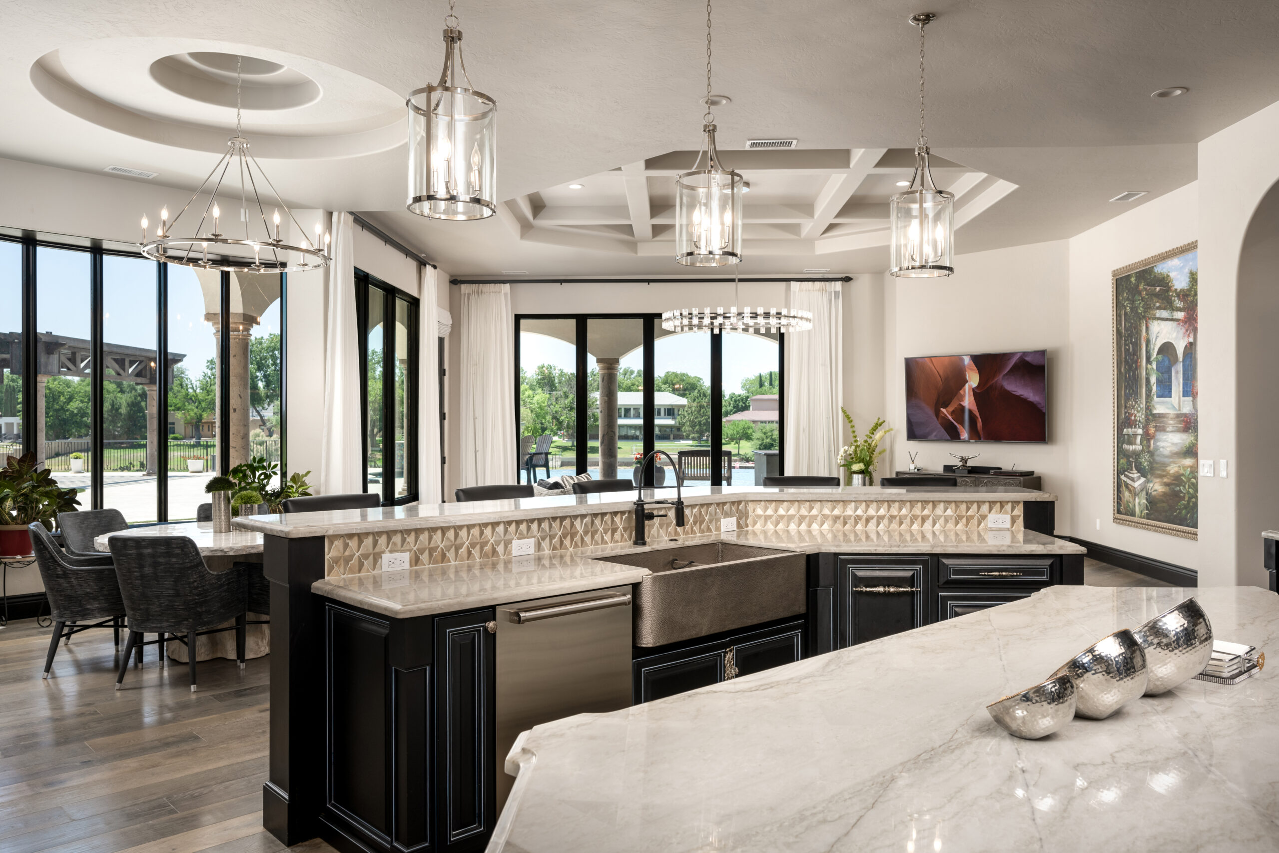 Contemporary kitchen design featuring pendant light fixtures and chandeliers